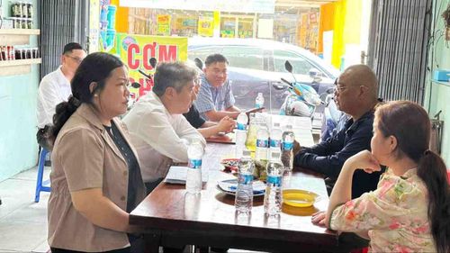  Bí thư Đảng ủy, Chủ tịch HĐND phường Bình Hưng Hòa Nguyễn Việt Quế Sơn và lãnh đạo phường thăm hỏi, động viên gia đình nạn nhân 
