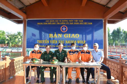  Bàn giao thuyền viên tàu MT Navig8 Wolf cho các cơ quan chức năng và đại diện chủ tàu 
