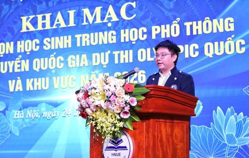  Em Nguyễn Lương Thái Duy (học sinh lớp 12 Sinh, Trường THPT chuyên Hà Nội - Amsterdam) phát biểu tại lễ khai mạc. 