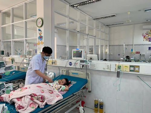 Bác sĩ thăm khám cho bệnh nhi sau giai đoạn nguy kịch - Ảnh BVCC