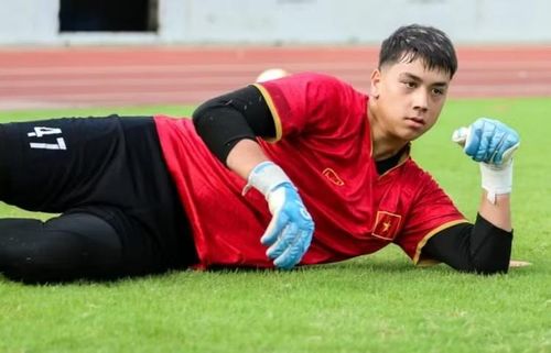 Đáng chú ý, thủ môn Việt kiều Aaron Tú Vinh Napierala cũng được trao cơ hội góp mặt.