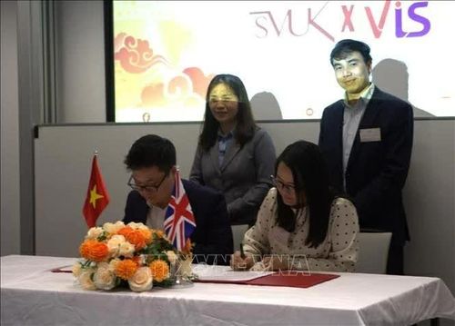 Đại diện của SVUK và Hội Trí thức Việt Nam tại Anh và Ireland ký Biên bản Ghi nhớ hợp tác.