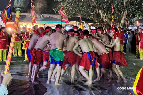Thanh niên trai tráng trong làng tranh cầu.
