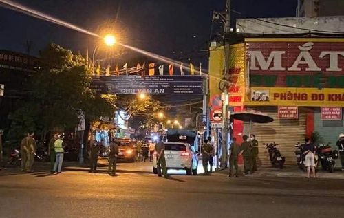 Lực lượng chức năng phong tỏa khu vực cháy.