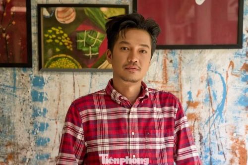 Nam diễn viên cũng cho biết thêm việc anh liên tiếp xuất hiện ở nhiều phim trong cùng một năm dễ khiến khán giả hiểu lầm rằng anh “chạy sô” dày đặc. Thực tế, các dự án này được quay rải rác từ trước, có phim thực hiện cách đây vài năm nhưng đến nay mới được sắp xếp lịch công chiếu nên dồn lại trong cùng thời điểm. Nam diễn viên nhấn mạnh với đặc thù của điện ảnh, một năm tham gia một đến hai, tối đa ba bộ phim đã là rất nhiều. Anh cũng tiết lộ hình ảnh hiện tại của bản thân cũng là tạo hình cho một phim được khai máy trong năm 2026.