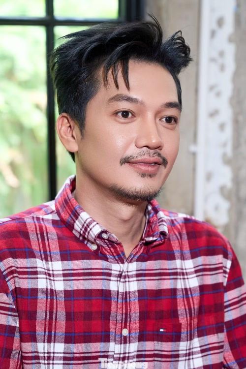 Anh thẳng thắn thừa nhận trước đây đôi lúc còn “làm quá" ở một số tình huống, dù xuất phát từ yêu cầu của đạo diễn. Tuy nhiên, nhờ những góp ý từ khán giả, Quang Tuấn dần học cách tiết chế trong diễn xuất, đặc biệt là việc đưa nội tâm vào nhân vật một cách tinh tế hơn. Anh cho biết bản thân không ngại những lời góp ý của khán giả dành cho mình.