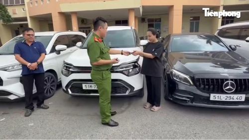 Công an bàn giao tài sản cho các nạn nhân.