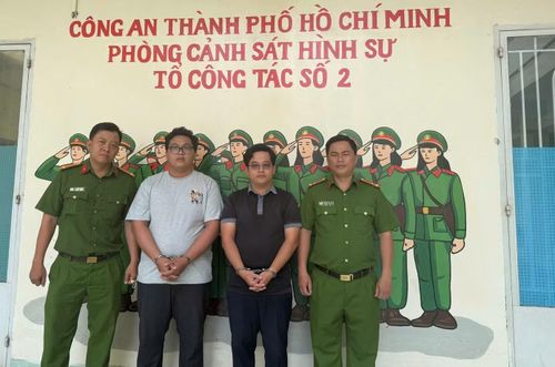 Đức (thứ 2 từ trái sang) và Thịnh tại cơ quan công an.