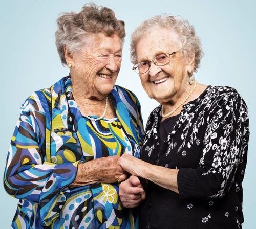 Hai chị em trăm tuổi Mildred MacIsaac (trái) và Agnes Buckley, đã tham gia nghiên cứu gia đình trường thọ do Đại học Boston thực hiện từ năm 2016, khi bà Mildred 100 tuổi và bà Agnes 103 tuổi. (Ảnh: Jason Grow)