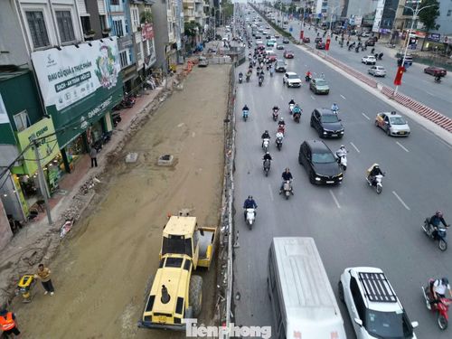 Việc có hàng rào thi công chiếm dụng lòng đường, dẫn đến giao thông tại nút giao và các tuyến đường dẫn về khó khăn.