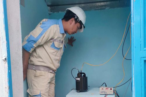 Lắp đặt thiết bị tại trạm quan trắc theo dõi động đất.