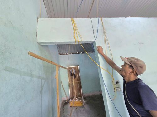 Ngôi nhà của ông A Liên (trú thôn Rô Xia) bị nứt tường do trận động đất có độ lớn 4,9, xảy ra lúc 1h28 ngày 6/10/2025.