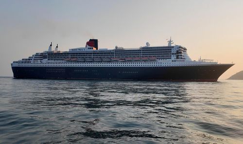 Được biết, Queen Mary 2 là con tàu chủ lực của Cunard, thương hiệu vận tải biển danh tiếng của Vương quốc Anh. Con tàu thường xuyên thực hiện các hành trình vượt đại dương, tiếp nối di sản huy hoàng của tàu tiền nhiệm Queen Elizabeth 2 – biểu tượng từng phục vụ suốt giai đoạn từ năm 1969 đến 2004.