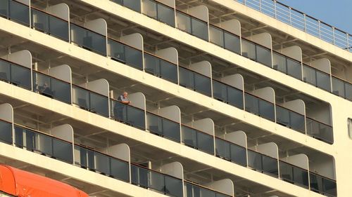 Các ban công phòng nghỉ dưỡng trên tàu Queen Mary 2. Tàu này có chiều dài hơn 340m (tương đương 4 sân bóng đá) được đóng trong thời gian kéo dài tới 35 năm, với quy mô lớn gấp 3 lần so với huyền thoại Titanic.