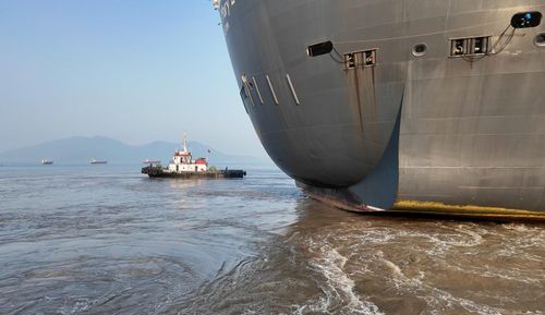 Dưới sự điều động của Hoa tiêu hàng hải, các tàu lai dắt tiếp cận tàu Queen Mary 2 để đẩy tàu vào cập cầu cảng Chân Mây.