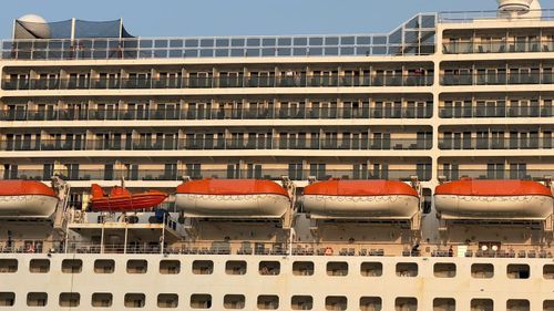 Trọng tải lên đến 84.000 tấn, Queen Mary 2 có thể phục vụ hơn 2.620 hành khách cùng 1.253 thủy thủ đoàn. Đây không chỉ là phương tiện di chuyển, mà còn là một “thành phố nổi” giữa đại dương. Khoảng 3/4 số phòng trên tàu được thiết kế ban công riêng, giúp du khách ngắm biển trọn vẹn trong suốt hành trình vượt đại dương.