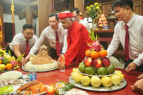 Mâm lễ có đủ hoa quả, đồ mặn.