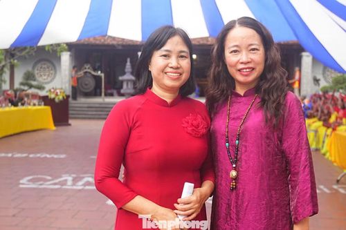 Chị Thanh Ngân (trái) cho biết "lên bô" là dấu mốc quan trọng trong đời. Những ngày qua, chị và các ông bô, bà bô cùng tuổi chuẩn bị kỹ lưỡng cho nghi lễ đặc biệt. Chị Thanh Vân (phải) chia sẻ công việc trước lễ trình bô khá bận rộn, nhóm bô phân công nhau chuẩn bị mâm lễ, đồng thời dành thời gian tri ân bô lão trong làng. Trong năm tới, nhóm bô có kế hoạch đóng góp để tu bổ đình, miếu ở địa phương.
