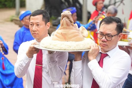 Lễ trình bô (hay còn gọi là lên bô, khao bô) được thực hiện vào mùng 6 tháng 2 Âm lịch hàng năm.