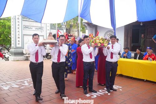 Sau một năm, các thế hệ bô truyền lại trọng trách cho lớp kế cận.
