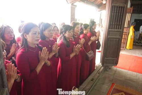 22 bà bô chọn trang phục áo dài đỏ cho dịp lễ đặc biệt.