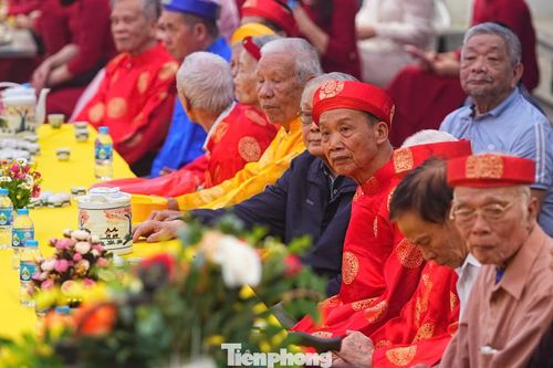 Cao niên trong làng tề tựu về dự lễ.