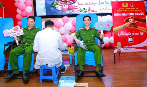 Thượng tá Nguyễn Đức Hùng – Phó Trưởng phòng PCCC & CNCH, Công an tỉnh Nghệ An (bên phải) cho biết, hoạt động hiến máu tình nguyện đã trở thành nét đẹp truyền thống của đơn vị, thể hiện tinh thần xung kích, trách nhiệm của tuổi trẻ lực lượng Công an nhân dân vì cộng đồng. “Mỗi cán bộ, chiến sĩ đều nhận thức rõ rằng, hiến máu không chỉ là nghĩa cử cao đẹp mà còn là trách nhiệm với xã hội, với nhân dân”, Thượng tá Hùng chia sẻ.