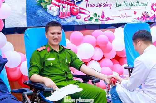 Đây là lần thứ 10 Thượng úy Nguyễn Duy Bảo – Bí thư Đoàn Thanh niên Phòng PCCC & CNCH tham gia hiến máu. Anh tâm sự: “Mỗi lần hiến máu, tôi đều cảm thấy tự hào vì có thể góp một phần nhỏ bé của mình để cứu giúp người khác. Với tôi, đó cũng là cách thiết thực để tuổi trẻ cống hiến cho cộng đồng”.