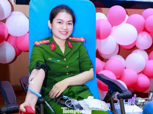 Đại úy Tần Thị Ngọc Mai – cán bộ Đội Cảnh sát PCCC & CNCH trên sông cho rằng, hiến máu là hành động giản dị nhưng mang lại ý nghĩa lớn lao. “Chỉ cần đủ điều kiện sức khỏe, ai cũng có thể tham gia. Tôi mong phong trào sẽ ngày càng lan tỏa để có thêm nhiều người được cứu sống”, chị nói.