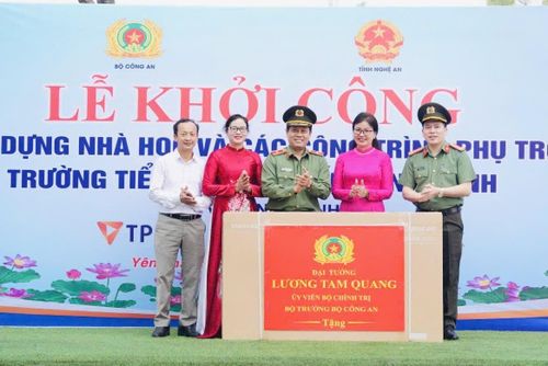 Thiếu tướng Nguyễn Hồng Nguyên - Phó Chánh Văn phòng Bộ Công an trao quà của Đại tướng Lương Tam Quang - Bộ trưởng Bộ Công an tặng Ban Giám hiệu nhà trường.