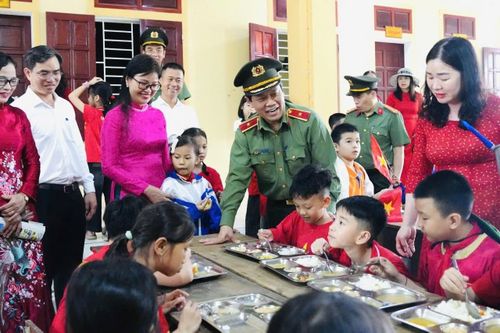 Thiếu tướng Nguyễn Hồng Nguyên thăm bữa ăn bán trú tại Trường tiểu học thị trấn Yên Thành.