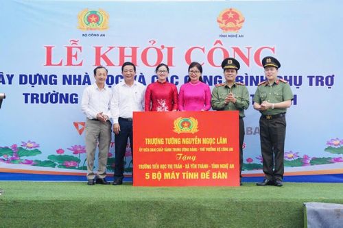 Thiếu tướng Nguyễn Hồng Nguyên - Phó Chánh Văn phòng Bộ Công an trao quà của Thượng tướng Nguyễn Ngọc Lâm - Thứ trưởng Bộ Công an tặng Ban Giám hiệu nhà trường.