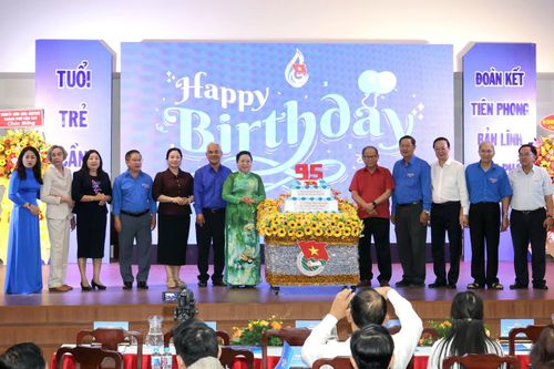 Thành Đoàn Cần Thơ họp mặt cán bộ Đoàn qua các nhiệm kỳ.