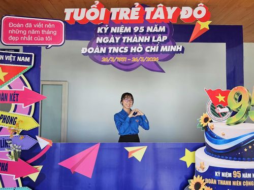 Cán bộ Đoàn chụp ảnh lưu niệm tại sự kiện.