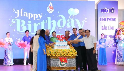 Lãnh đạo thành phố Cần Thơ cùng cán bộ Đoàn qua các thời kỳ cắt bánh kem mừng sinh nhật Đoàn.