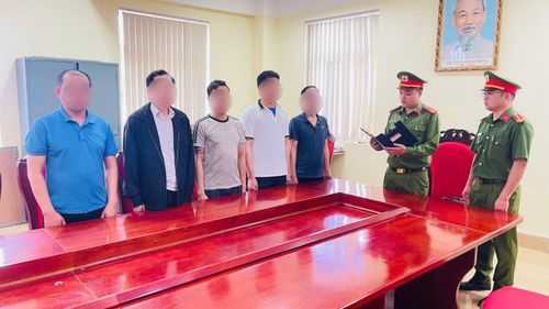 Các đối tượng trong đường dây lô, đề tại phường Liên Hòa bị cơ quan Công an triệu tập, phục vụ công tác điều tra.