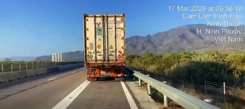 Phương tiện bị lập biên bản xử lý vì dừng ở dải dừng khẩn cấp nhưng không đặt biển cảnh báo nguy hiểm phía sau cách tối thiểu 150m. Ảnh cắt từ clip