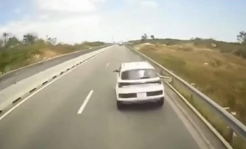 Hình ảnh camera vụ tai nạn nghiêm trọng trên cao tốc Cam Lâm - Vĩnh Hảo khiến 3 người thương vong. Ảnh cắt từ clip