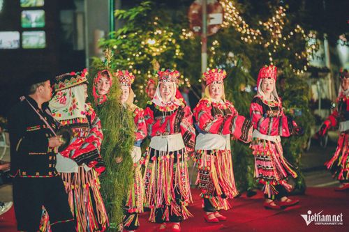 Tại Lô Lô Chải, người dân được tập huấn về đón khách, an toàn thực phẩm, văn minh du lịch và kỹ năng phòng cháy chữa cháy