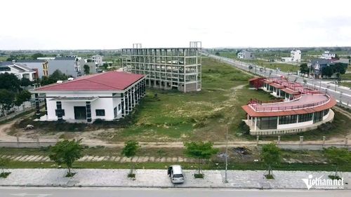 Các hạng mục xây dựng dang dở xong để hoang suốt nhiều năm qua. Ảnh: Lê Dương