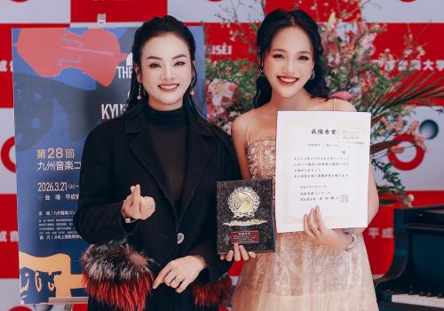 PGS.TS.NSƯT Tân Nhàn và học trò Dương Ngọc Ánh - người giành giải Nhất bảng Nghệ sĩ. 