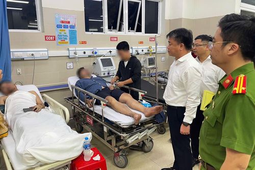 Đại diện UBND phường Hoàng Mai cùng Đội Cảnh sát PCCC&CNCH khu vực số 9 và 12 thăm hỏi các nạn nhân trong vụ cháy. Ảnh: CACC