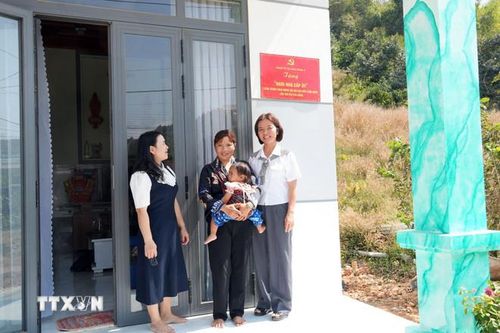 Ngôi nhà gắn tấm biển “Đảng ủy xã Đam Rông 2 tặng “Ngôi nhà cấp ủy" tại thôn Bằng Lăng, xã Đam Rông 2. (Ảnh: Chu Quốc Hùng/TTXVN)