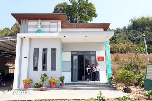 Ngôi nhà xây dựng từ mô hình "Ngôi nhà Cấp ủy" khang trang nổi bật giữa thông Bằng Lăng xây dựng từ nguồn kinh phí do các đảng viên xã Đam Rông 2 đóng góp vào cuối năm 2025. (Ảnh: Chu Quốc Hùng/TTXVN)