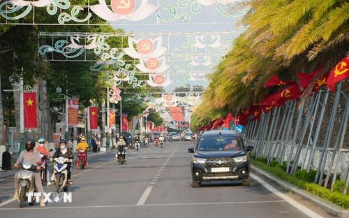  Tuyến đường 16 Tháng 4, phường Phan Rang (Khánh Hòa) trang hoàng rực rỡ cờ và panô tuyên truyền về cuộc bầu cử đại biểu Quốc hội khóa XVI và đại biểu HĐND các cấp nhiệm kỳ 2026-2031. (Ảnh: Nguyễn Thành/TTXVN) 