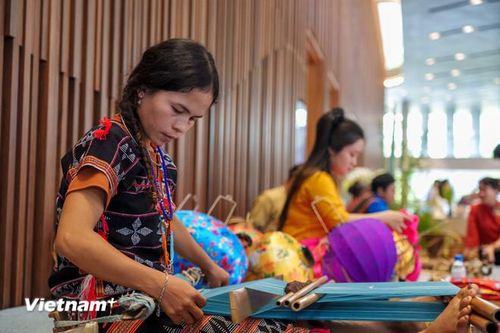Các nghệ nhân làng nghề truyền thống trình diễn tại chương trình. (Ảnh: Thanh Phong/Vietnam+)