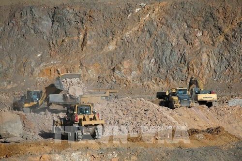 Máy móc hoạt động tại mỏ khai thác đất hiếm ở Mountain Pass, California, Mỹ. Ảnh: Reuters/TTXVN