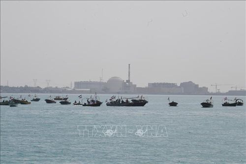 Tàu của Lực lượng Vệ binh Cách mạng Hồi giáo Iran (IRGC) tại lễ kỷ niệm Ngày Vịnh Persia quốc gia ở Vịnh Persia, gần Bushehr. Ảnh: THX/TTXVN