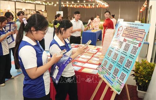 Sinh viên trải nghiệm thư viện số thông minh tại phường Tân Sơn Nhất, TP Hồ Chí Minh.