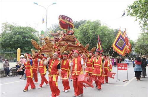 Đoàn rước với hàng trăm người tham gia rất nghiêm trang, đậm bản sắc dân tộc.